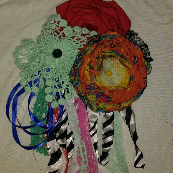 Flower accessories $10-$30 depending on size, time, and materials used! ๐ธ - Picture 5 of 9